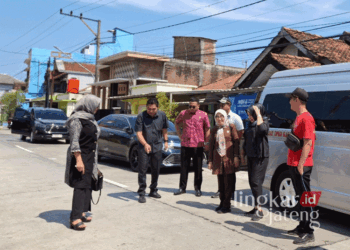Anggota Komisi D DPRD Jepara Muhammad Ramadhan Adinda Prabu (berkemeja ungu) bersama ketua dan anggota lainnya saat melakukan monitoring infrastruktur jalan di Senenan, Kecamatan Tahunan, Kabupaten Jepara, pada Jumat, 18 Oktober 2024. (Muslichul Basid/Lingkarjateng.id)