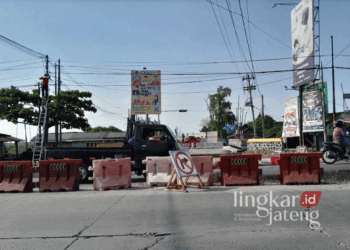 Arus Lalu Lintas Demak-Jepara Dialihkan Imbas Perbaikan Jembatan Trengguli, Ini Rutenya 26 Sejumlah kendaraan saat melintas di Simpang Trengguli Demak pada Rabu, 1 Oktober 2024. (M. Burhanuddin Aslam/Lingkarjateng.id)
