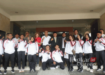 Sembilan atlet dan tiga pelatih dari Kabupaten Semarang yang berhasil menyabet medali di ajang PON XXI Aceh-Sumatera Utara untuk Kontingen Jawa Tengah berfoto bersama di Kantor Bupati Semarang usai mendapatkan bonus sekaligus diarak keliling kota Ungaran pada Selasa, 1 Oktober 2024. (Hesty Imaniar/Lingkarjateng.id)