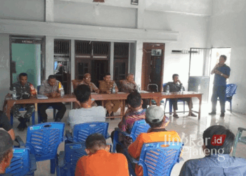 Warga Desa Ujungpandan, Kecamatan Welahan, Kabupaten Jepara, saat melakukan audiensi dengan menuntut kades dan oknum pemdes agar mundur dari jabatan yang berlangsung di balai desa setempat pada Senin, 14 Oktober 2024. (Tomi Budianto/Lingkarjateng.id)