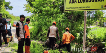 BPBD Grobogan bersama masyarakat membenahi longsoran tanah yang diakibatkan oleh gerusan air sungai di Desa Bangsri, Kecamatan Geyer, pada Rabu, 10 Oktober 2024. (Eko Wicaksono/Lingkarjateng.id)