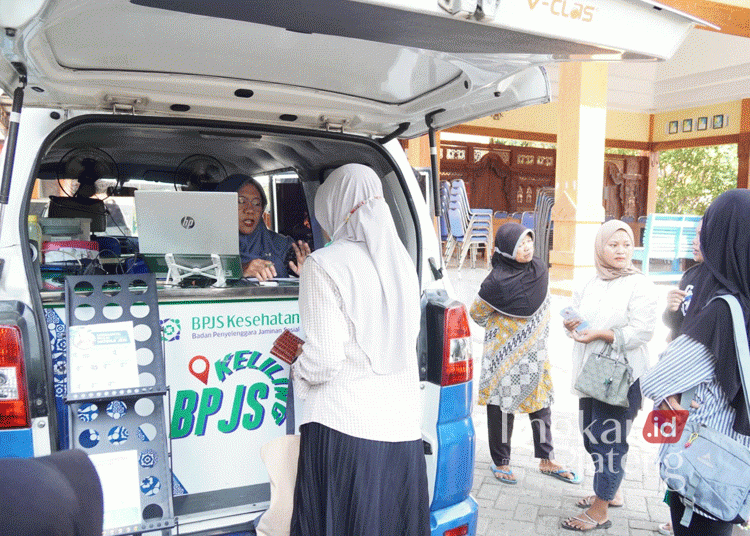 Warga Kecamatan Bogorejo, Kabupaten Blora, saat memanfaatkan layanan BPJS Keliling pada Selasa, 29 Oktober 2024. (Dok. HMS/Lingkarjateng.id)