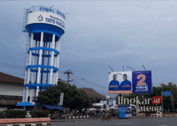 Bawaslu Kendal Minta Pemda Tegas soal Baliho Cagub Jateng di Jalan Protokol 28 Baliho paslon peserta Pilgub Jateng di jalan protokol depan Alun-alun Kabupaten Kendal yang difasilitasi oleh KPU Jawa Tengah, Minggu, 20 Oktober 2024. (Syahril Muadz/Lingkarjateng.id)