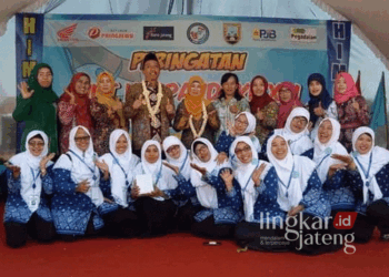 Bupati Rembang, Abdul Hafidz, bersama beberapa guru PAUD di Rembang baru-baru ini. (Setyo Nugroho/Lingkarjateng.id)