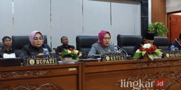 Bupati Grobogan, Sri Sumarni (kiri), saat menghadiri sidang paripurna ke-42 di kantor DPRD setempat pada Senin, 21 Oktober 2024. (Eko Wicaksono/Lingkarjateng.id)