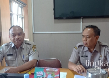 Kepala Bidang Pendataan dan Pelayanan Bapenda Kendal, Nadhirin (kanan), dan Sekretaris Bapenda Kendal, Muhammad Yusuf (kiri). (Arvian Maulana/Lingkarjateng.id)