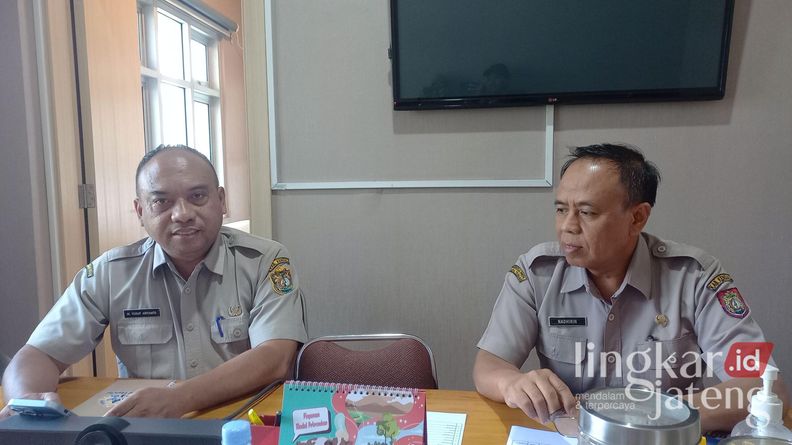 Jelang Jatuh Tempo, Ratusan Desa di Kendal Belum Lunas Bayar Pajak PBB 25 Kepala Bidang Pendataan dan Pelayanan Bapenda Kendal, Nadhirin (kanan), dan Sekretaris Bapenda Kendal, Muhammad Yusuf (kiri). (Arvian Maulana/Lingkarjateng.id)