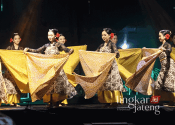 Sejumlah seniman lokal menampilkan seni tari dalam acara Batik Fiesta yang berlangsung di Lapangan Jetayu, Kota Pekalongan, pada Minggu malam, 27 Oktober 2024. (Dok. Kominfo Kota Pekalongan/Lingkarjateng.id)