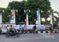 Alat peraga kampanye Pilkada yang terpasang di Jalan Sultan Fatah, Kabupaten Demak. (M. Burhanuddin Aslam/Lingkarjateng.id)