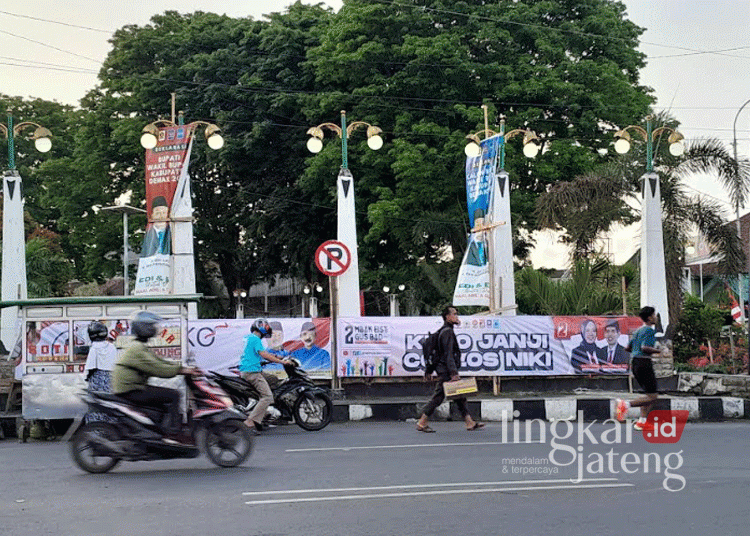 Bawaslu Demak Temukan Ribuan APK Pilkada Langgar Regulasi 25 Alat peraga kampanye Pilkada yang terpasang di Jalan Sultan Fatah, Kabupaten Demak. (M. Burhanuddin Aslam/Lingkarjateng.id)