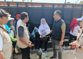 Bawaslu Kabupaten Semarang Tindak Kampanye Cagub Jateng Ahmad Luthfi di Ungaran, Kenapa? 27 Ketua Bawaslu Kabupaten Semarang, Agus Riyanto, saat menindak aksi pembagian paket sayuran gratis dalam kampanye Calon Gubernur Jawa Tengah, Ahmad Luthfi, di Alun-alun Bung Karno, Kecamatan Ungaran Timur, pada Minggu, 13 Oktober 2024. (Hesty Imaniar/Lingkarjateng.id)
