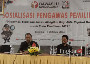 Ketua Bawaslu Kota Salatiga, Djayusman Junus (kiri), membuka sosialisasi pengawas pemilihan pada Selasa, 15 Oktober 2024. (Angga Rosa/Lingkarjateng.id)