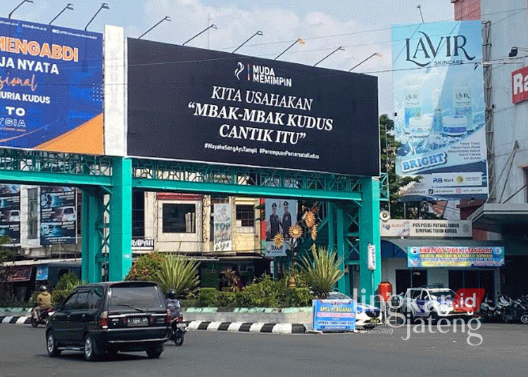 Billboard yang diduga alat peraga kampanye (APK) milik paslon 01 di kawasan Alun-alun Simpang 7 Kudus, Jumat, 11 Oktober 2024. (Mohammad Fahtur Rohman/Lingkarjateng.id)