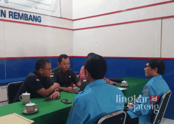 Bawaslu Rembang saat meminta klarifikasi dari pihak PDAM setempat terkait dugaan penyalahgunaan armada truk tangki air untuk kegiatan droping air paslon Vivit-Umam, Senin, 21 Oktober 2024. (Vicky Rio/Lingkarjateng.id)