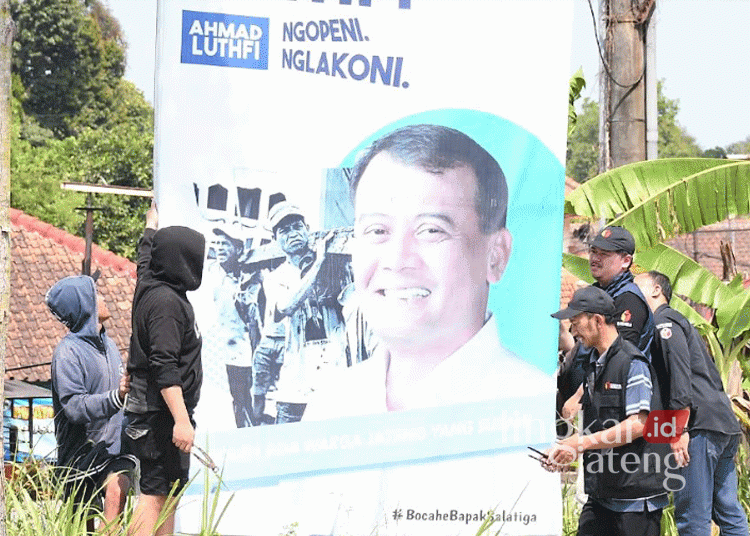 Petugas tim gabungan Pemkot Salatiga bersama Bawaslu mencopot APK peserta Pilkada yang pemasangannya melanggar aturan pada Rabu, 23 Oktober 2024. (Dok. Bawaslu Salatiga/Lingkarjateng.id)