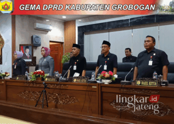 Bupati Grobogan, Sri Sumarni (paling kiri), saat mengikuti sidang paripurna ke-42 DPRD Grobogan pada Senin, 21 Oktober 2024.