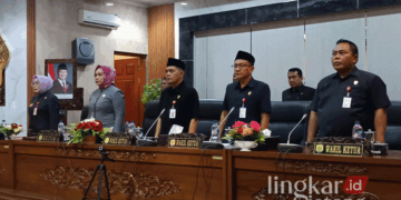 Bupati Grobogan, Sri Sumarni (paling kiri), saat mengikuti sidang paripurna ke-42 DPRD Grobogan pada Senin, 21 Oktober 2024.