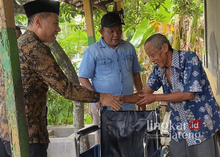 Cabup Kudus Samani Intakoris beri bantuan kursi roda ke penderita stroke