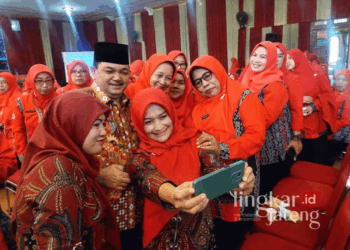 Calon Bupati Semarang, Ngesti Nugraha, berswafoto bersama para guru yang tergabung dalam Forum Komunikasi Guru Swasta (FKGS) TK Kabupaten Semarang usai menjabarkan visi-misinya di sektor pendidikan yang berlangsung di Kecamatan Tuntang pada Minggu, 13 Oktober 2024. (Hesty Imaniar/Lingkarjateng.id)