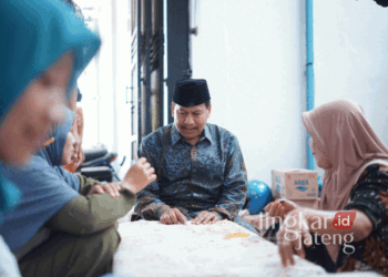 Calon Bupati Rembang nomor urut 2, Harno, saat mengunjungi salah satu rumah produksi batik tulis Lasem, baru-baru ini. (Dok. HMS/Lingkarjateng.id)