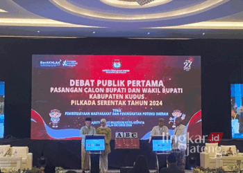 Dua paslon Bupati-Wakil Bupati Kudus saat mengikuti debat perdana Pilkada di Hotel Griptha Kudus pada Kamis, 24 Oktober 2024. (Mohammad Fahtur Rohman/Lingkarjateng.id)