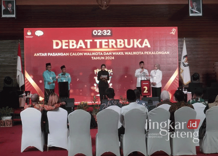Dua pasangan calon wali kota-wakil wali kota saat mengikuti debat perdana Pilwalkot Pekalongan pada Sabtu, 26 Oktober 2024. (Dok. KPU Kota Pekalongan/Lingkarjateng.id)