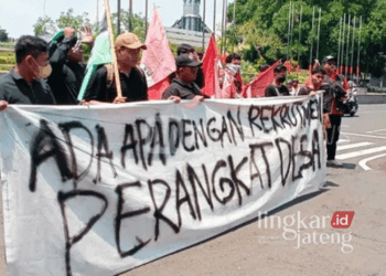 DEMONSTRASI: Belasan mahasiswa menggeruduk Kantor Bupati Pati untuk menuntut transparansi pada proses pengisian perades pada Jumat, 25 Oktober 2024. (Dok. Pribadi/Lingkarjateng.id)