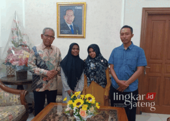 Dewan Pembina Daerah (DPD) Partai Nasdem Kabupaten Rembang, Atna Tukiman (paling kiri), berfoto bersama dua santriwati asal Sorong, Papua, yang difasilitasi kepulangannya ke kampung halaman pada Rabu, 9 Oktober 2024. (Dok. Pribadi/Lingkarjateng.id)