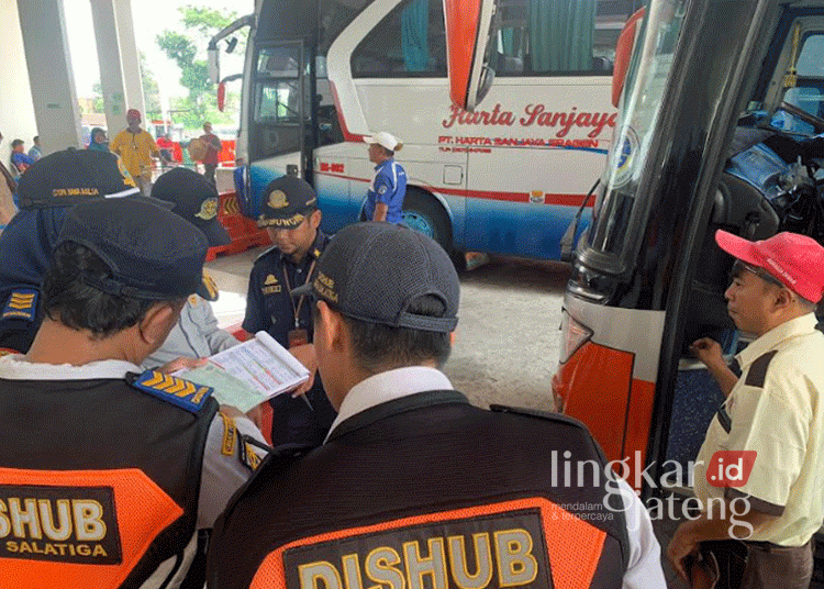 Petugas Dishub Kota Salatiga saat melakukan ramp chek kendaraan angkutan umum di Terminal Tipe A Tingkir, beberapa waktu lalu. (Angga Rosa/Lingkarjateng.id)
