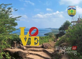 Bukit Love di Karimunjawa, Kabupaten Jepara, menawarkan keindahan panorama hamparan laut lepas yang wajib dikunjungi wisatawan. (Muhammad Aminudin/Lingkarjateng.id)