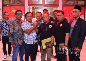 Perwakilan simpatisan dua kubu Paslon Bupati Pekalongan, Fadia-Sukirman dan Riswadi-Amin, berdamai dan berjabat tangan usai mediasi soal kericuhan pengundian nomor urut di Polres Pekalongan pada Jumat, 11 Oktober 2024. (Fahri Akbar/Lingkarjateng.id)