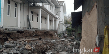Puing-puing pagar Kantor Dindagkop UKM Blora yang roboh menimpa rumah warga masih berserakan tak terurus. (Dok. Pribadi/Lingkarjateng.id)