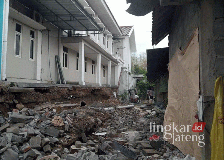 Puing-puing pagar Kantor Dindagkop UKM Blora yang roboh menimpa rumah warga masih berserakan tak terurus. (Dok. Pribadi/Lingkarjateng.id)