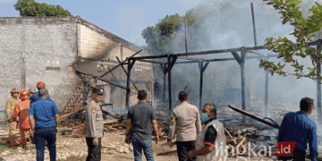 Para petugas saat hendak melakukan olah TKP di rumah milik Suwarto warga Desa Tunggak, Kecamatan Toroh, Kabupaten Grobogan, yang kebakaran pada Rabu, 9 Oktober 2024. (Dok. Polres Grobogan/Lingkarjateng.id)