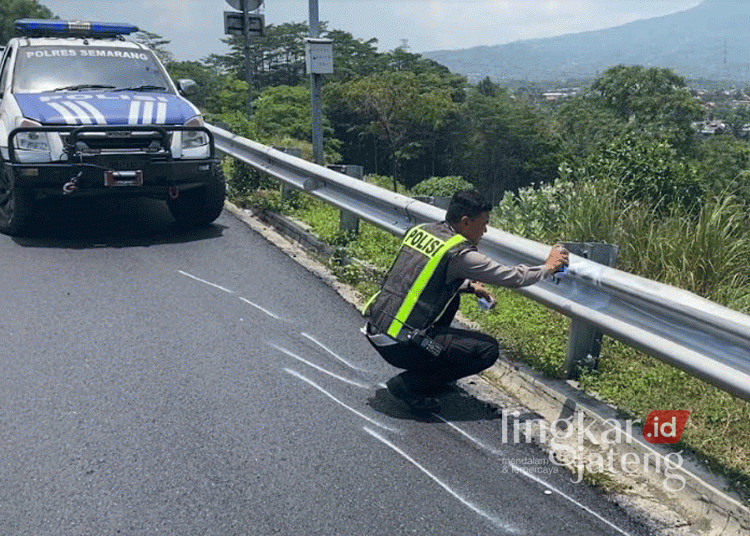 Polisi Ungkap Fakta-fakta Kecelakaan Maut Elf Rombongan Santri Jogja di Tol Ungaran Semarang 25 Petugas Satlantas Polres Semarang saat memeriksa tempat kejadian perkara kecelakaan maut mikrobus Elf rombongan santri Pondok Pesantren (Ponpes) Islamic Center Bin Baz, Kabupaten Bantul, DI Yogyakarta, di ruas Tol Ungaran (Bawen-Semarang) KM 432.600 Jalur B yang terjadi pada Jumat, 18 Oktober 2024 lalu. (Hesty Imaniar/Lingkarjateng.id)