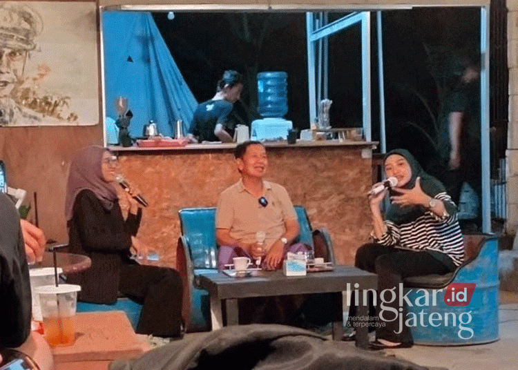 Calon Bupati Batang, Fauzi Fallas (tengah), saat menghadiri acara ngobrol santai bereng anak muda di kabupaten setempat, baru-baru ini. (Dok. HMS/Lingkarjateng.id)