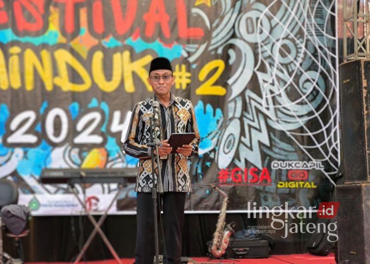 Festival Adminduk, Disdukcapil Kendal Kebut Perekaman E-KTP Pemilih Pemula 25 Penjabat Sekretaris Daerah Kabupaten Kendal, Agus Dwi Lestari, menyampaikan arahan saat membuka Festival Adminduk di Kantor Dispendukcapil Kabupaten Kendal, Selasa, 29 Oktober 2024. (Arvian Maulana/Lingkarjateng.id)