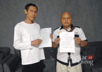 Ketua Germap Cahya Basuki (kanan) bersama Ketua LBH Pemuda Djoeang Pati saat menunjukkan surat kerja sama yang ditandatangani di Kabupaten Pati pada Senin, 28 Oktober 2024. (Arif Febriyanto/Lingkarjateng.id)
