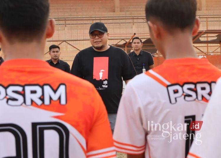 MENINJAU: Ketua Umum PSIR, M Hanies Cholil Barro' (Gus Hanies), meninjau latihan tim embrio PSIR Rembang. (Tim Harmonis/Lingkarjateng.id)