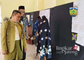 MENELISIK: Kepala Dinas Pariwisata dan Kebudayaan (Disparbud) Kabupaten Jepara, Eko Udyyono, saat melihat pameran batik di Museum R.A Kartini pada Selasa, 1 Oktober 2024. (Muhammad Aminudin/Lingkarjateng.id)