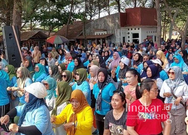 SENAM: Suasana senam sehat yang diselenggarakan tim peserta Pilbup Rembang moro urut 2 Harno-Hanies Cholil Barro’ di Kecamatan Kragan pada Minggu, 13 Oktober 2024. (Tim Harmonis/Lingkarjateng.id)