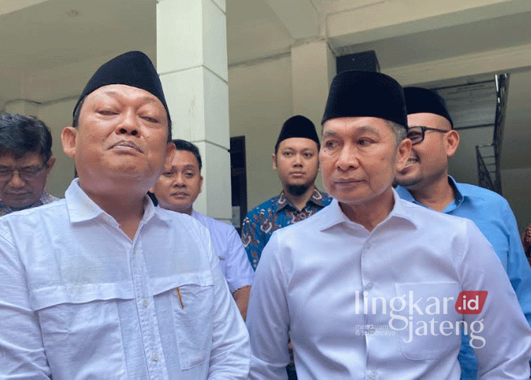 Pasangan Calon Bupati-Wakil Bupati Kudus, Hartopo (kanan) dan Mawahib (kiri) saat memberikan keterangan terkait dugaan pelanggaran netralitas Pilkada yang menyeret 6 ASN dan satu kades pada Jumat, 4 Oktober 2024. (Mohammad Fahtur Rohman/Lingkarjateng.id)