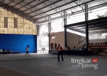 TANDING TENIS: IKAPTK Jateng-DIY saat melangsungkan pertandingan tenis dalam rangka silaturahmi di GOR Joyokusumo, Pati, pada Sabtu, 12 Oktober 2024. (Arif Febriyanto/Lingkarjateng.id)
