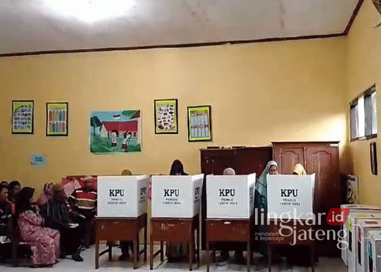 4 Kecamatan Rawan Rob, Pemkab Demak Imbau Dirikan TPS Pilkada di Lokasi Aman Bencana 25 Ilustrasi proses pemungutas suara di salah satu TPS di Kabupaten Demak. (M. Burhanuddin Aslam/Lingkarjateng.id)