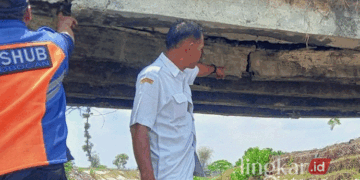 Kondisi Jembatan Nambuhan di Kecamatan Kradenan, Kabupaten Grobogan, yang mengkhawatirkan karena besi penyangga sudah melengkung dan beton lapuk. (Dok. DPUPR Grobogan/Lingkarjateng.id)