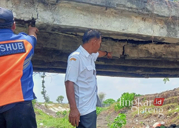 Rehabilitasi Jembatan Nambuhan Grobogan Masuk Usulan Alokasi DIF, Segini Total Anggarannya 25 Kondisi Jembatan Nambuhan di Kecamatan Kradenan, Kabupaten Grobogan, yang mengkhawatirkan karena besi penyangga sudah melengkung dan beton lapuk. (Dok. DPUPR Grobogan/Lingkarjateng.id)