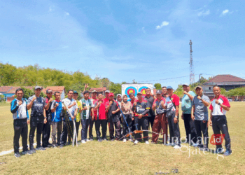 Kelompok Kerja Guru Olahraga (KKGO) Kecamatan Pancur berfoto bersama dalam kegiatan coaching clinic cabor panahan untuk guru PJOK SD/MI bersama Perpani Kabupaten Rembang pada Kamis, 10 Oktober 2024. (Dok. HMS/Lingkarjateng.id)