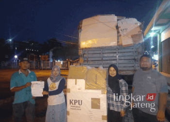Ketua KPU Demak, Siti Ulfaati (dua dari kiri) saat menerima secara langsung kiriman logistik Pilkada berupa kotak suara berlokasi di Gedung IPHI Demak, pada Minggu malam, 6 Oktober 2024. (M. Burhanuddin Aslam/Lingkarjateng.id)