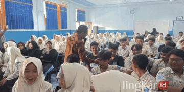 Komisioner KPU Grobogan Divisi Sosialisasi, Pendidikan Pemilih, dan Partisipasi Masyarakat, Ngatiman, saat memberikan materi sosialisasi Pilkada kepada siswa SMA Muhammadiyah Purwodadi, baru-baru ini. (Dok. KPU Grobogan/Lingkarjateng.id)