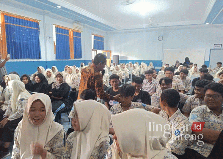 Komisioner KPU Grobogan Divisi Sosialisasi, Pendidikan Pemilih, dan Partisipasi Masyarakat, Ngatiman, saat memberikan materi sosialisasi Pilkada kepada siswa SMA Muhammadiyah Purwodadi, baru-baru ini. (Dok. KPU Grobogan/Lingkarjateng.id)